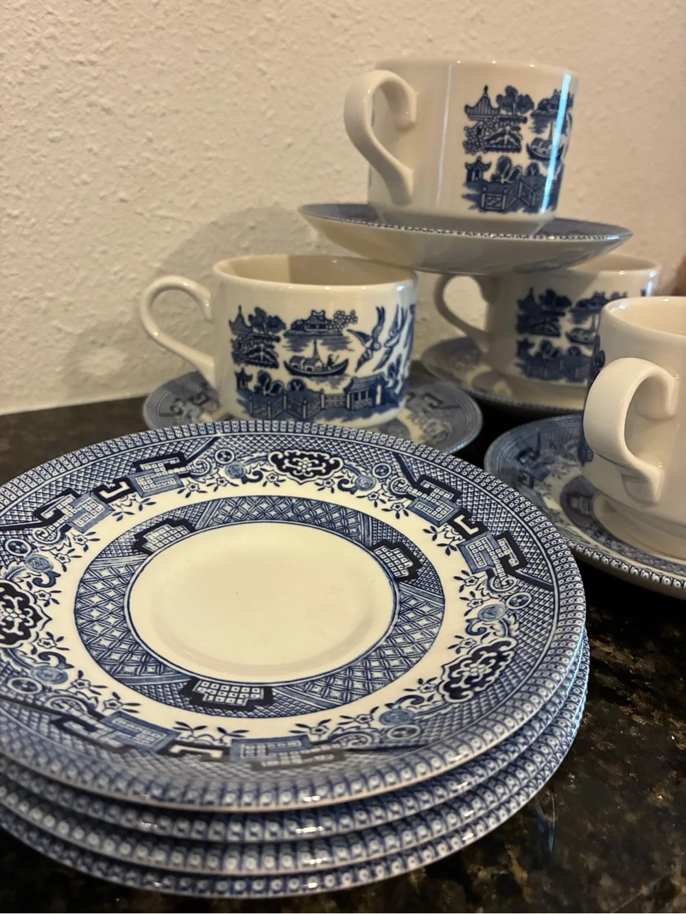 Churchill 4 blue/White Porcelain Tea Cups/saucers Classic Willow Style England